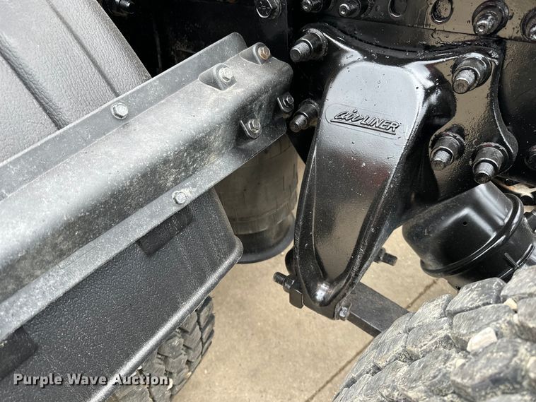 image for item LR9340 2005 Freightliner  Columbia semi truck