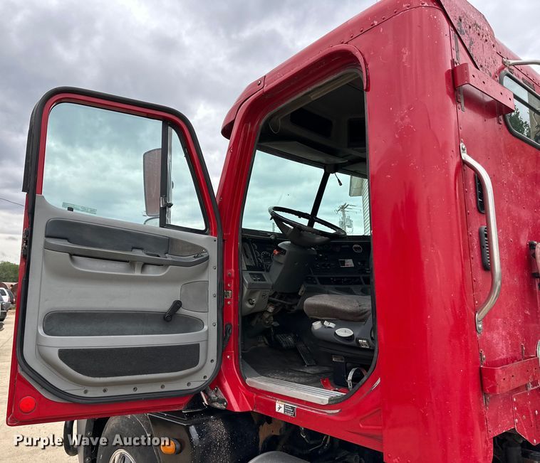 image for item LR9340 2005 Freightliner  Columbia semi truck