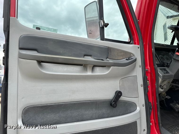 image for item LR9340 2005 Freightliner  Columbia semi truck