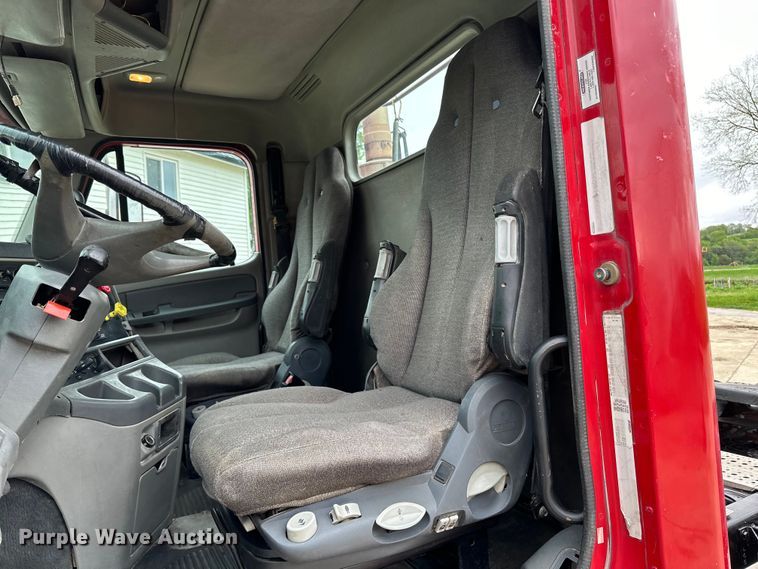 image for item LR9340 2005 Freightliner  Columbia semi truck