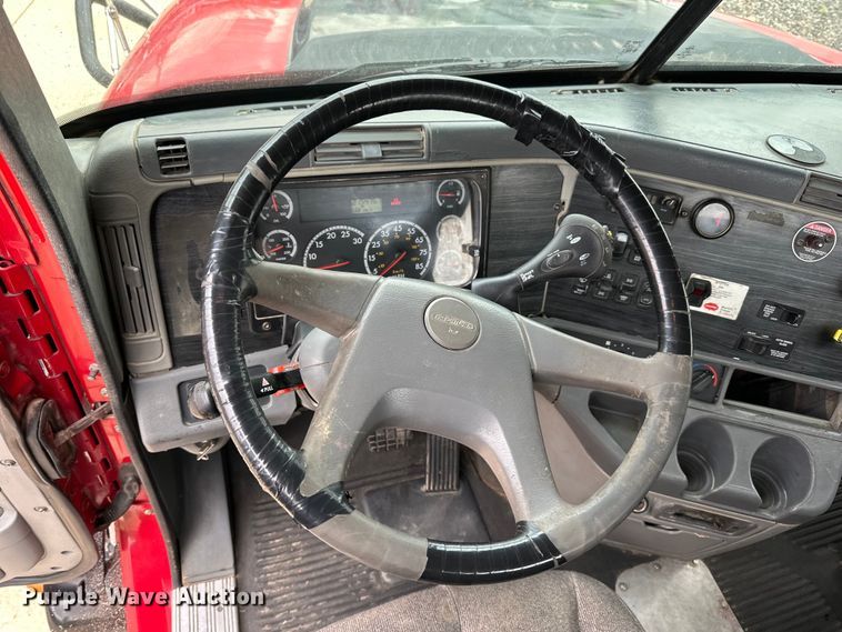 image for item LR9340 2005 Freightliner  Columbia semi truck