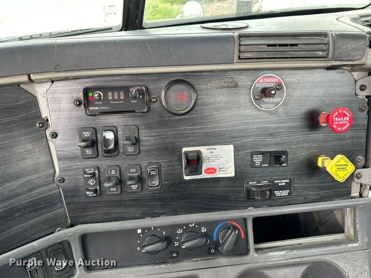 image for item LR9340 2005 Freightliner  Columbia semi truck