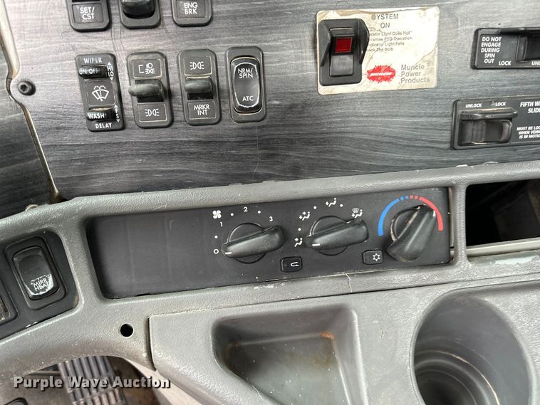 image for item LR9340 2005 Freightliner  Columbia semi truck