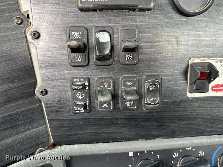 image for item LR9340 2005 Freightliner  Columbia semi truck