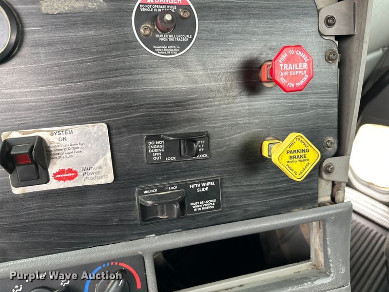 image for item LR9340 2005 Freightliner  Columbia semi truck