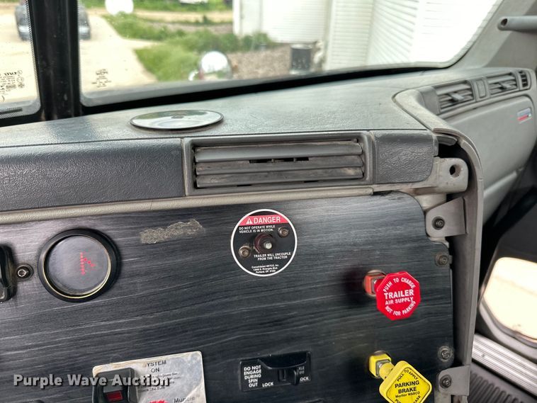image for item LR9340 2005 Freightliner  Columbia semi truck