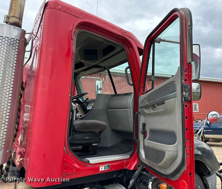 image for item LR9340 2005 Freightliner  Columbia semi truck