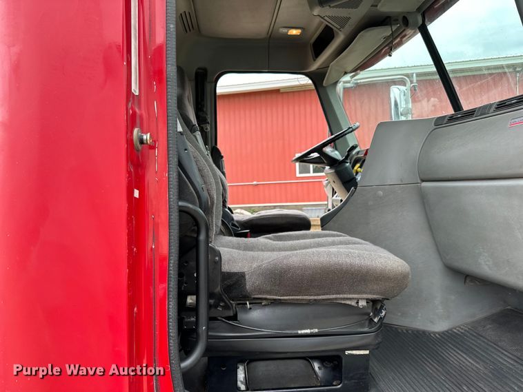 image for item LR9340 2005 Freightliner  Columbia semi truck