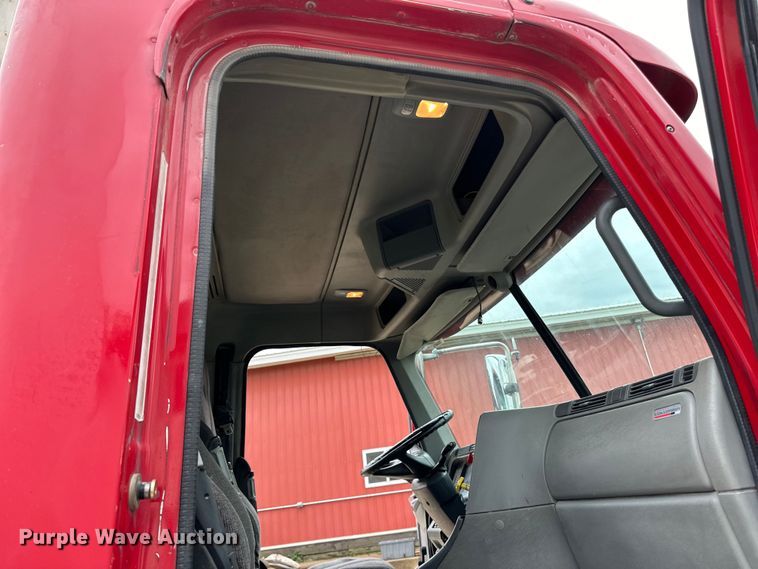 image for item LR9340 2005 Freightliner  Columbia semi truck