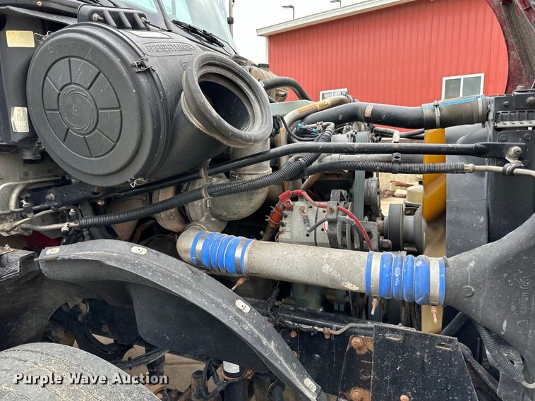image for item LR9340 2005 Freightliner  Columbia semi truck