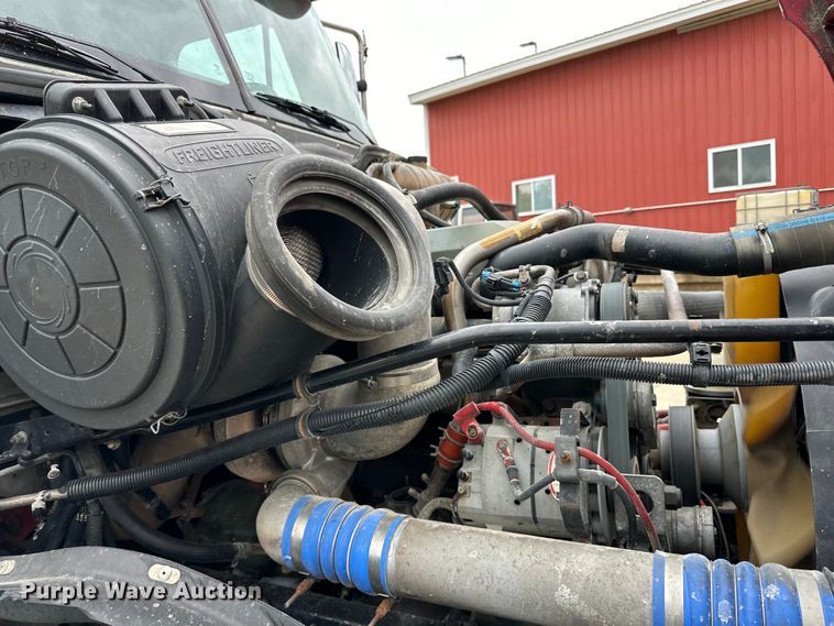 image for item LR9340 2005 Freightliner  Columbia semi truck