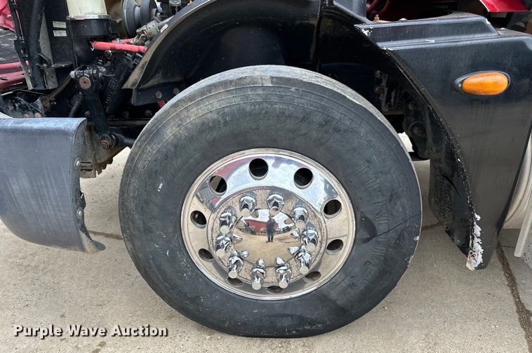 image for item LR9340 2005 Freightliner  Columbia semi truck