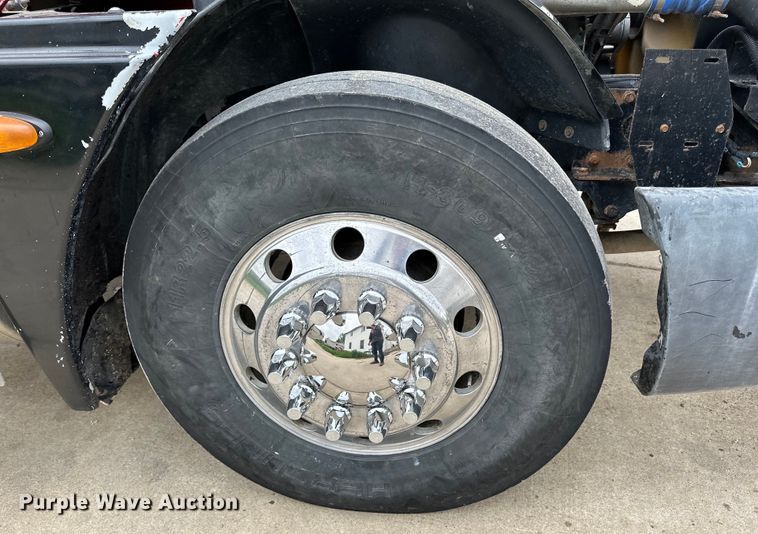 image for item LR9340 2005 Freightliner  Columbia semi truck