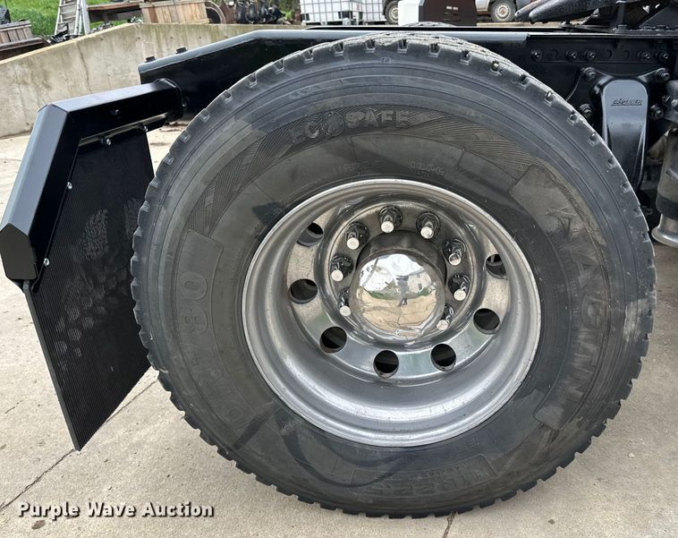 image for item LR9340 2005 Freightliner  Columbia semi truck
