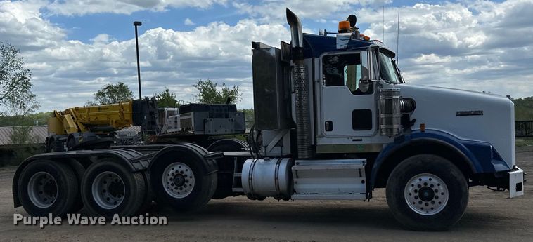 image for item LR9351 2009 Kenworth  T800W semi truck