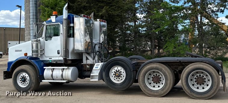 image for item LR9351 2009 Kenworth  T800W semi truck