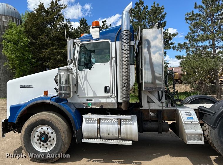 image for item LR9351 2009 Kenworth  T800W semi truck