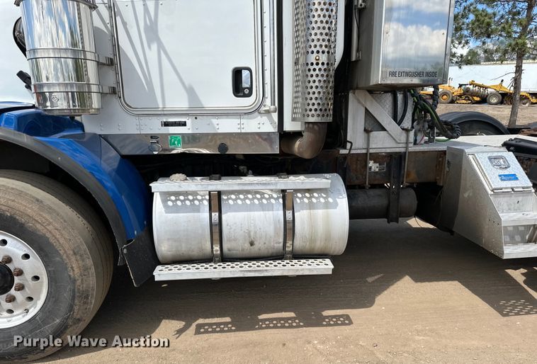 image for item LR9351 2009 Kenworth  T800W semi truck