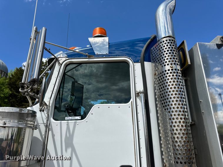 image for item LR9351 2009 Kenworth  T800W semi truck