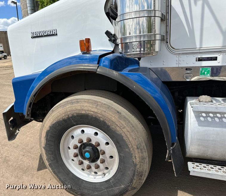 image for item LR9351 2009 Kenworth  T800W semi truck