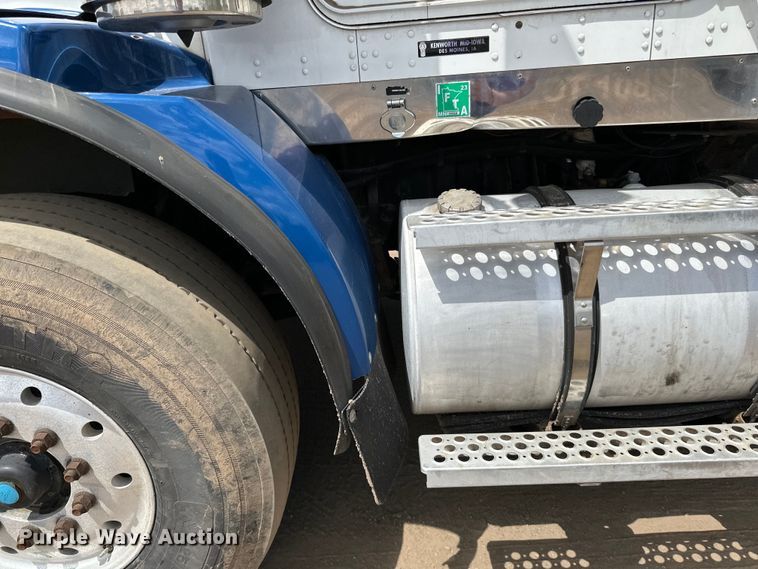 image for item LR9351 2009 Kenworth  T800W semi truck