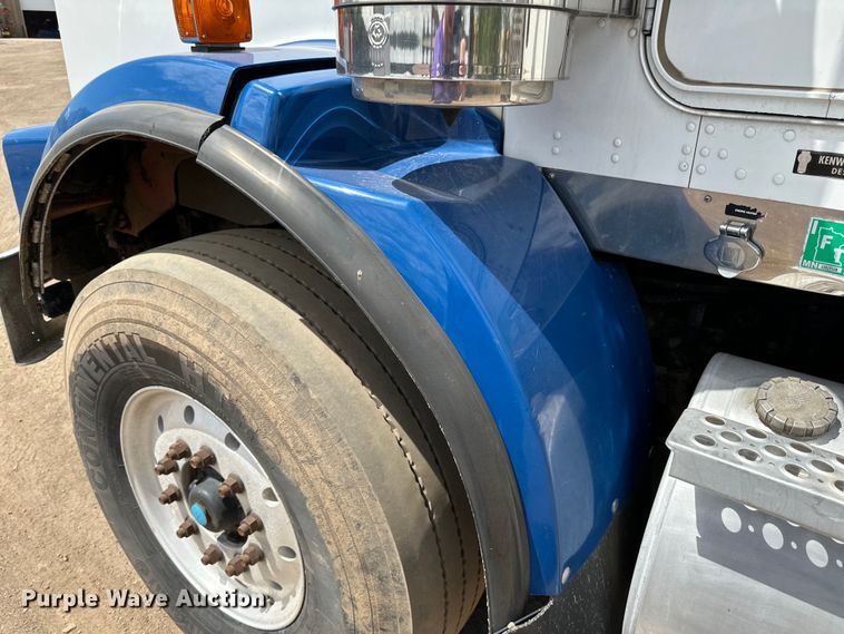 image for item LR9351 2009 Kenworth  T800W semi truck