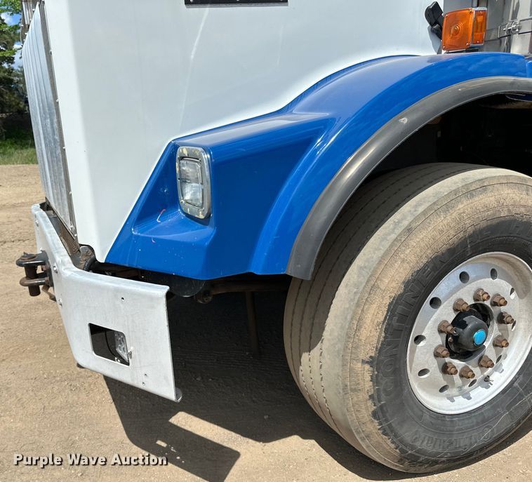 image for item LR9351 2009 Kenworth  T800W semi truck