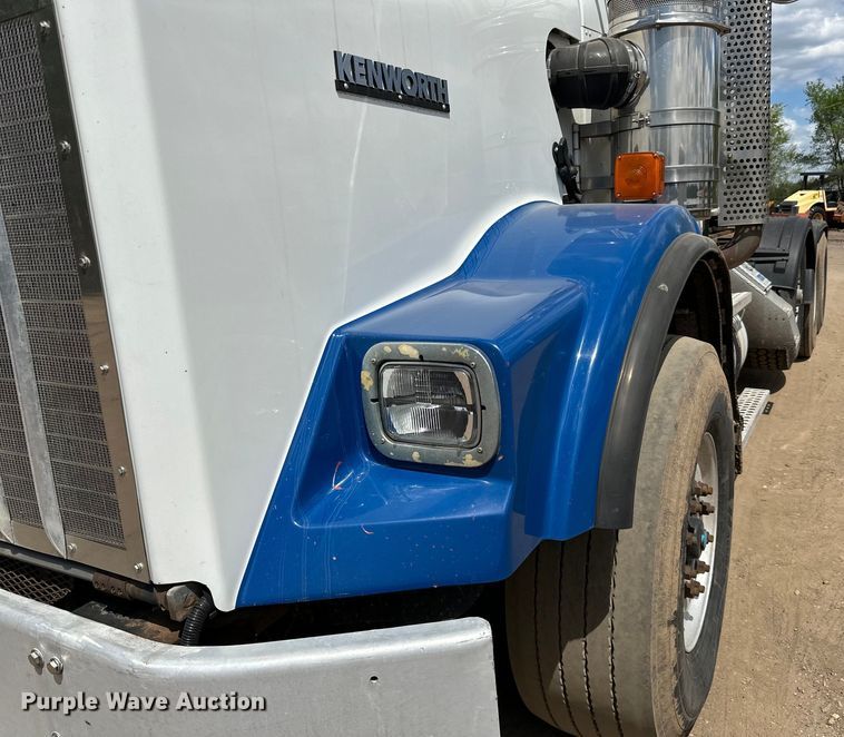 image for item LR9351 2009 Kenworth  T800W semi truck