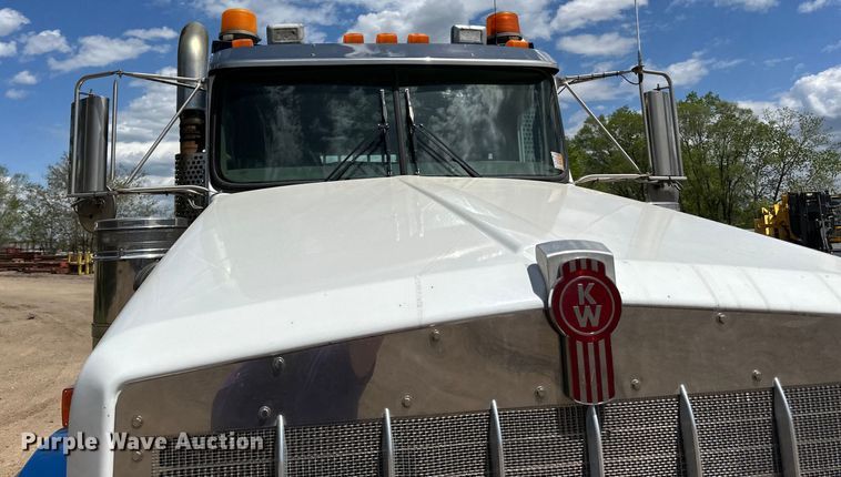 image for item LR9351 2009 Kenworth  T800W semi truck