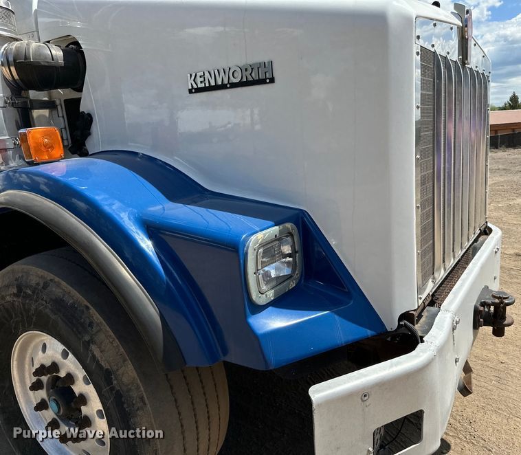 image for item LR9351 2009 Kenworth  T800W semi truck