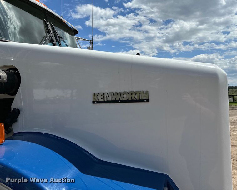 image for item LR9351 2009 Kenworth  T800W semi truck