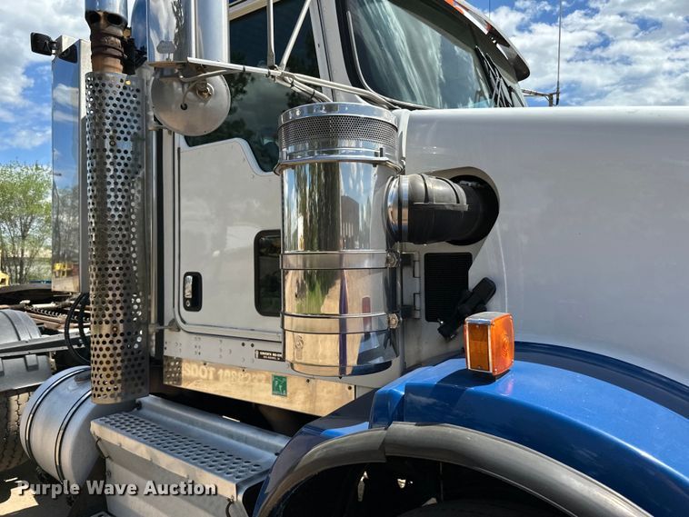 image for item LR9351 2009 Kenworth  T800W semi truck