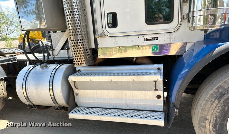 image for item LR9351 2009 Kenworth  T800W semi truck