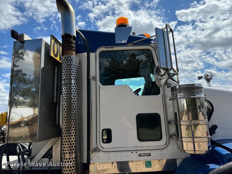 image for item LR9351 2009 Kenworth  T800W semi truck