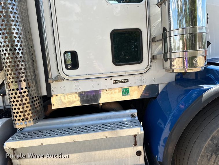image for item LR9351 2009 Kenworth  T800W semi truck