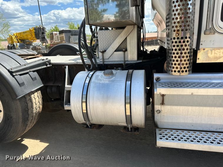 image for item LR9351 2009 Kenworth  T800W semi truck