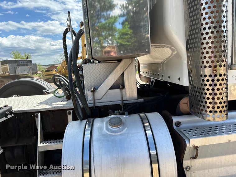 image for item LR9351 2009 Kenworth  T800W semi truck