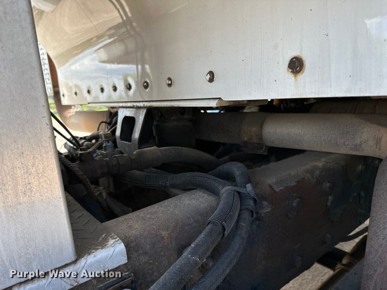 image for item LR9351 2009 Kenworth  T800W semi truck