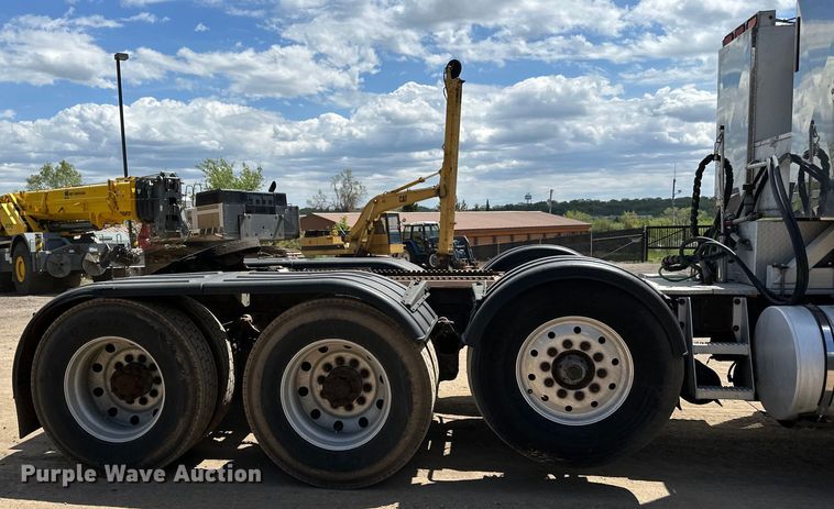 image for item LR9351 2009 Kenworth  T800W semi truck