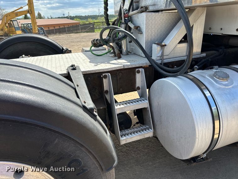 image for item LR9351 2009 Kenworth  T800W semi truck