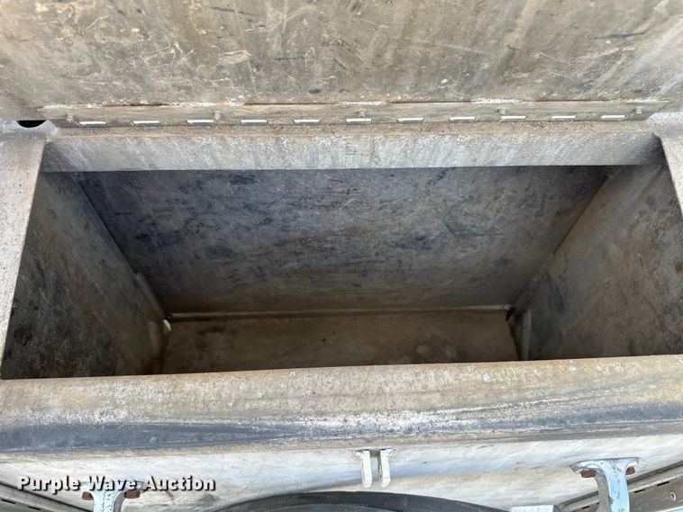 image for item LR9351 2009 Kenworth  T800W semi truck