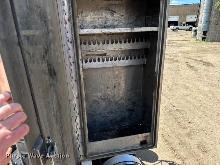 image for item LR9351 2009 Kenworth  T800W semi truck