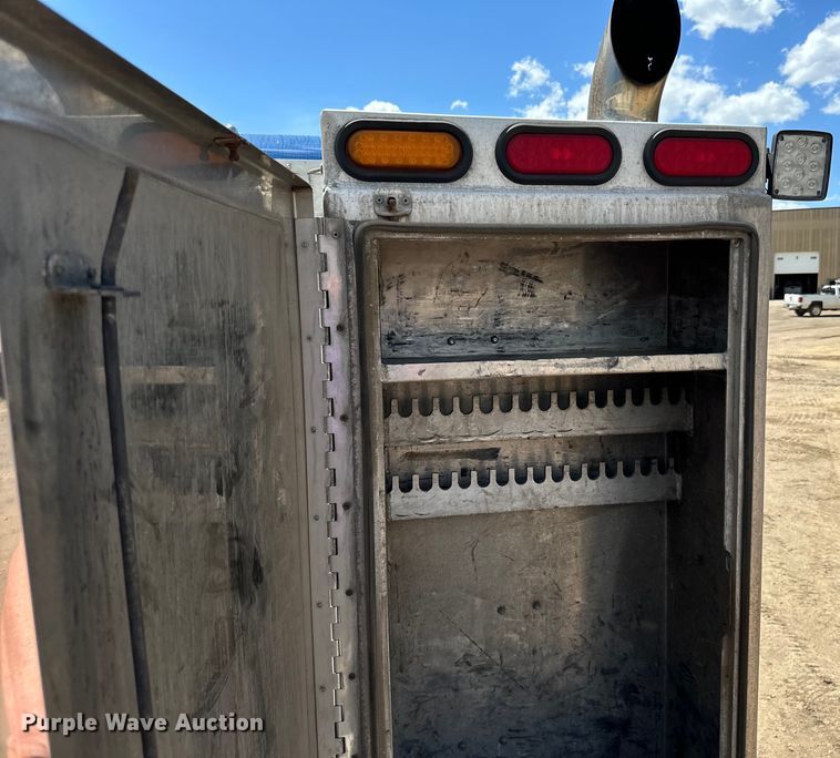 image for item LR9351 2009 Kenworth  T800W semi truck