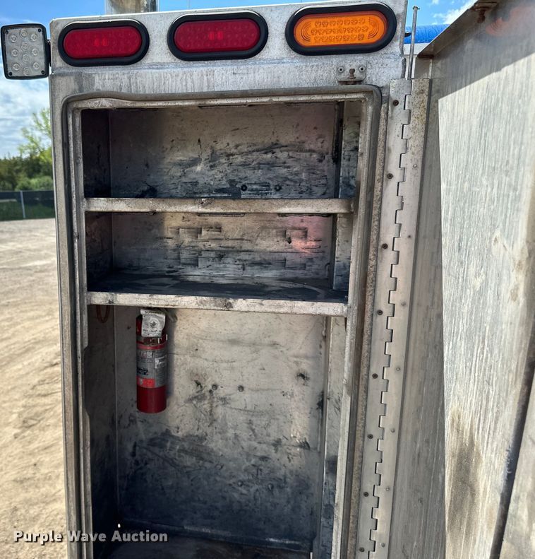 image for item LR9351 2009 Kenworth  T800W semi truck