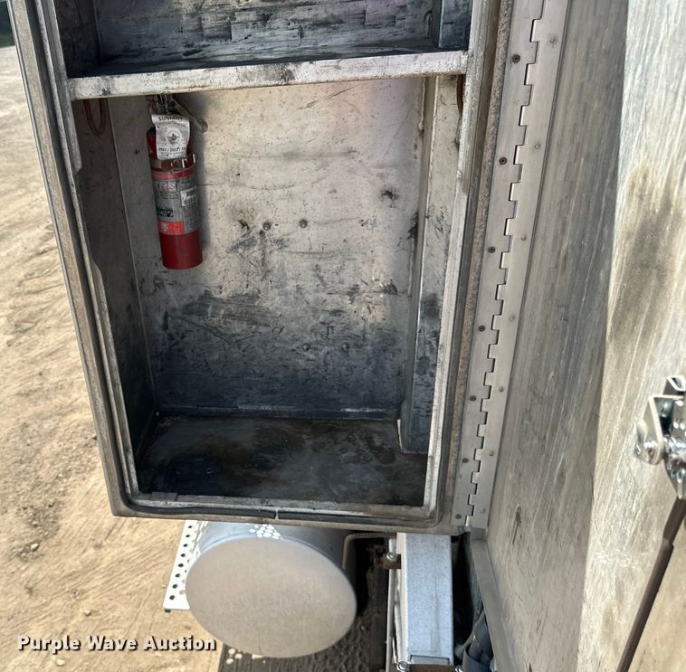 image for item LR9351 2009 Kenworth  T800W semi truck