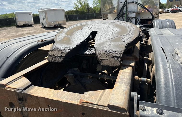 image for item LR9351 2009 Kenworth  T800W semi truck