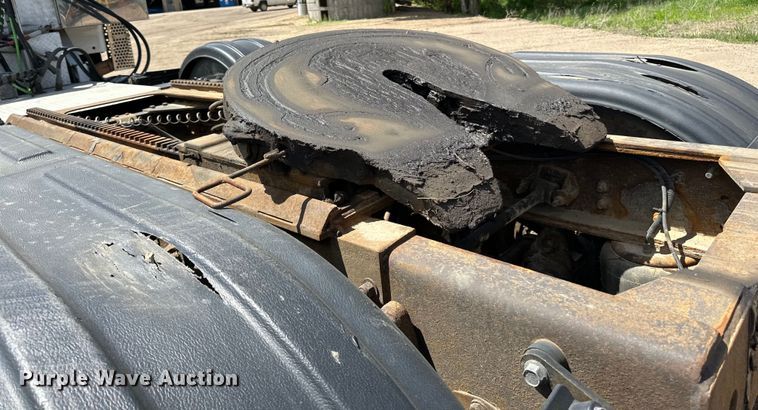 image for item LR9351 2009 Kenworth  T800W semi truck