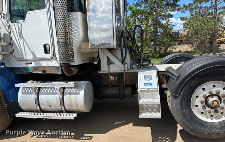image for item LR9351 2009 Kenworth  T800W semi truck