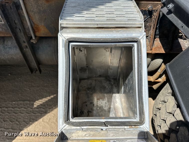 image for item LR9351 2009 Kenworth  T800W semi truck