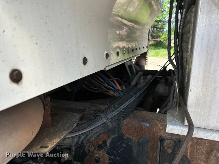 image for item LR9351 2009 Kenworth  T800W semi truck